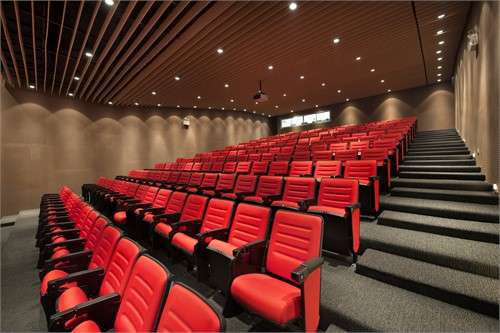 Kino mit roten Stühlen - Breminale